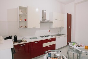 Grand réfrigérateur, micro-ondes, plaque de cuisson