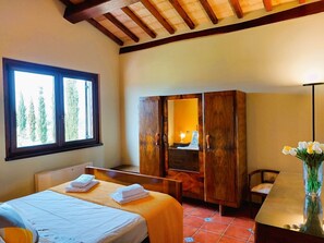 3 soverom, skrivebord, strykejern/-brett og reiseseng for barn