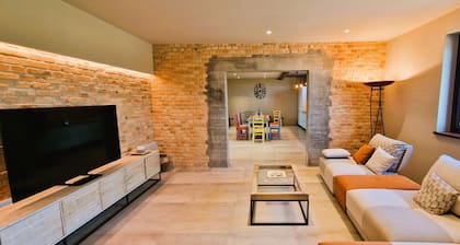 Characteristic restored farmhouse with 360° views