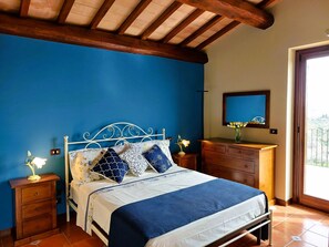 3 Schlafzimmer, Schreibtisch, Bügeleisen/Bügelbrett, Reisekinderbett