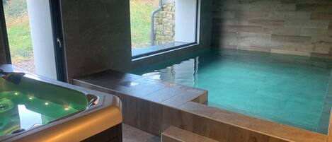 Innendørsbasseng og et oppvarmet basseng