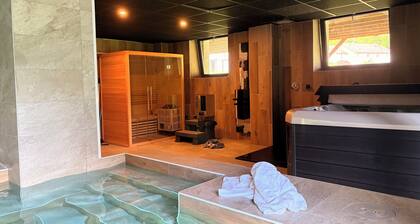 Vaste appt 4 ch 10 couchages avec piscine intérieure spa & sauna individuels.