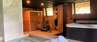 Vaste appt 4 ch 10 couchages avec piscine intérieure, spa & sauna privatifs.