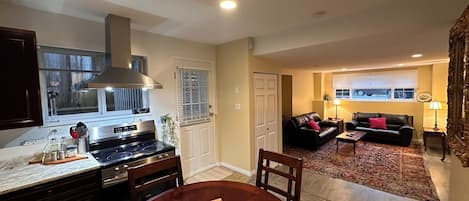 Microondas, horno, placa de cocina, utensilios de cocina