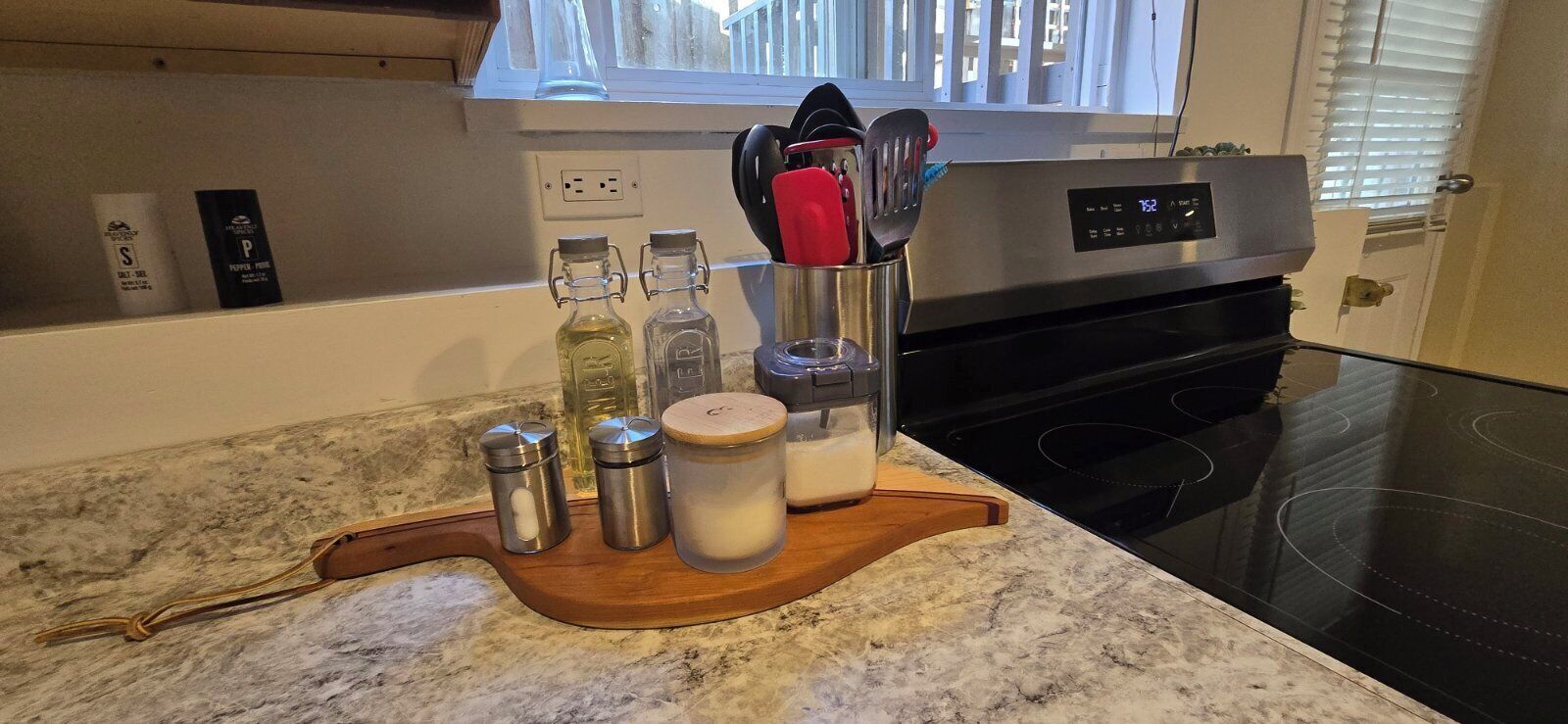 Microwave, oven, stovetop, cookware/dishes/utensils