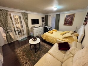 3 bedrooms, desk, iron/ironing board, travel cot