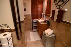 Douche, sèche-cheveux, serviettes fournies, savon