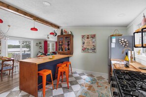 Private kitchen - Wonderland: Waterfront + Game Room + Dog Friendly (Albion)