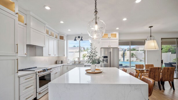 A modern kitchen with white cabinetry, a large island, and a view of the outdoors. - Scottsdale Getaway- Luxury Home, 5-Star Location, Golf, Shop, Hike, Restaurants (Scottsdale)