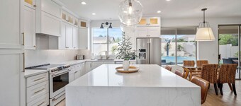 Scottsdale Getaway- Luxury Home, 5-Star Location, Golf, Shop, Hike, Restaurants