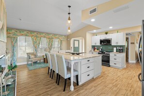 Fridge, microwave, oven, stovetop - Heated pool and spacious lanai! 3br home in Punta Gorda, 2 acres with pond (Punta Gorda)