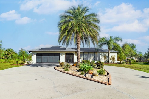 Heated pool and spacious lanai! 3br home in Punta Gorda, 2 acres with pond