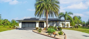 Heated pool and spacious lanai! 3br home in Punta Gorda, 2 acres with pond