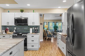 Fridge, microwave, oven, stovetop - Heated pool and spacious lanai! 3br home in Punta Gorda, 2 acres with pond (Punta Gorda)