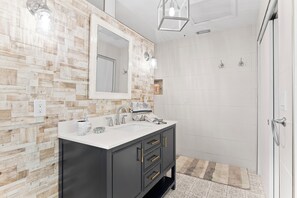 ヘアドライヤー、タオル、石鹸、シャンプー