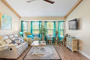 Smart TV, fireplace - Heated pool and spacious lanai! 3br home in Punta Gorda, 2 acres with pond (Punta Gorda)