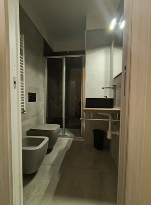 Douche, sĂšche-cheveux, bidet, serviettes fournies