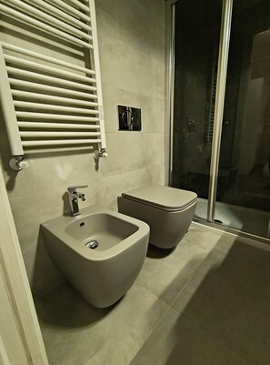 Douche, sĂšche-cheveux, bidet, serviettes fournies