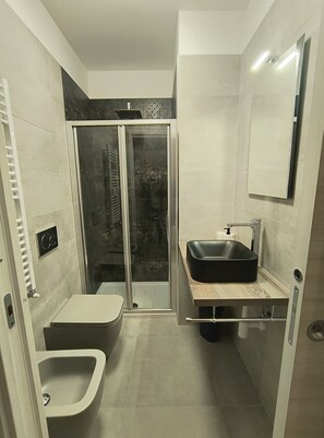 Douche, sĂšche-cheveux, bidet, serviettes fournies