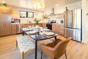 ثلاجة، ميكروويف، فرن، موقد طهي مسطح