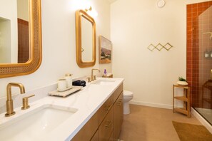 淋浴設備、風筒、提供毛巾、番梘