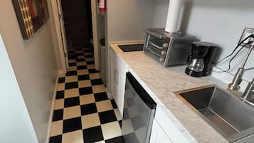 Geladeira, micro-ondas, cooktop, cafeteira/chaleira