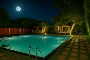 Una piscina al aire libre