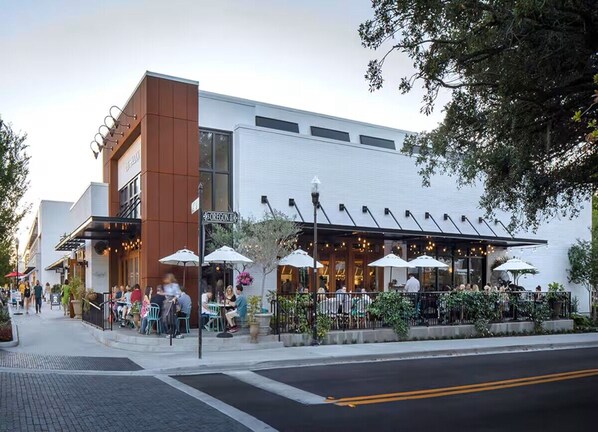 Outdoor dining - Perfect Location: 3 bed 3 bath in Midtown Tampa (Tampa)