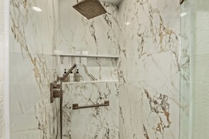 Douche, séchoir à cheveux, serviettes fournies, savon
