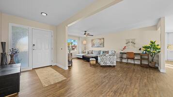 Älytelevisio, takka, videopelejä, pöytätennispöytä