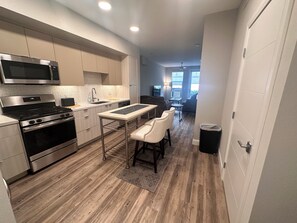 Refrigerador, microondas, horno y parrilla de estufa 