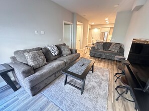 Smart-tv, een open haard, een tafeltennistafel en boeken