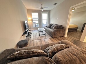 Smart TV, chimenea, tenis de mesa y libros 