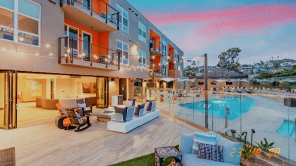 Alberca al aire libre y alberca climatizada