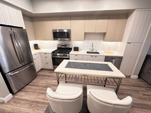 Een koelkast, een microgolfoven, een oven, een kookplaat