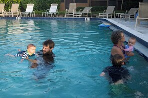 Utendørsbasseng og et oppvarmet basseng