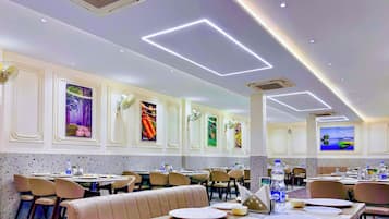 Petit déjeuner, déjeuner et dßner servis sur place, vue sur le jardin