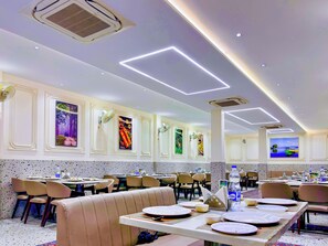 Breakfast, lunch, dinner served; Indian cuisine, garden views 