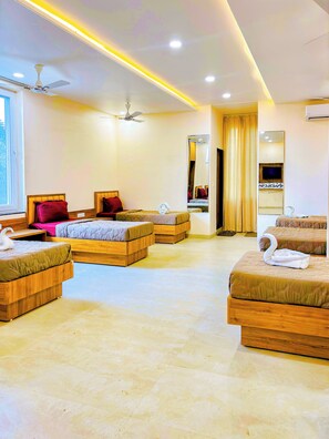 Desk, laptop workspace, soundproofing, free WiFi - Hotel Vatika Inn By Travinities (Sohagpur)