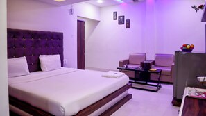 Desk, laptop workspace, soundproofing, free WiFi - Hotel Vatika Inn By Travinities (Sohagpur)
