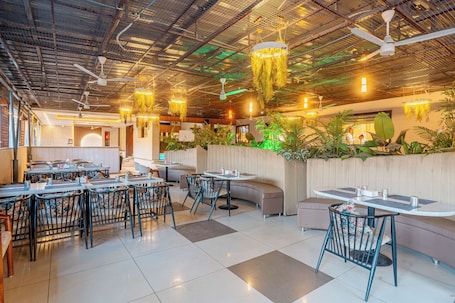 Breakfast, lunch, dinner and brunch served. Hotel Vatika Inn By Travinities