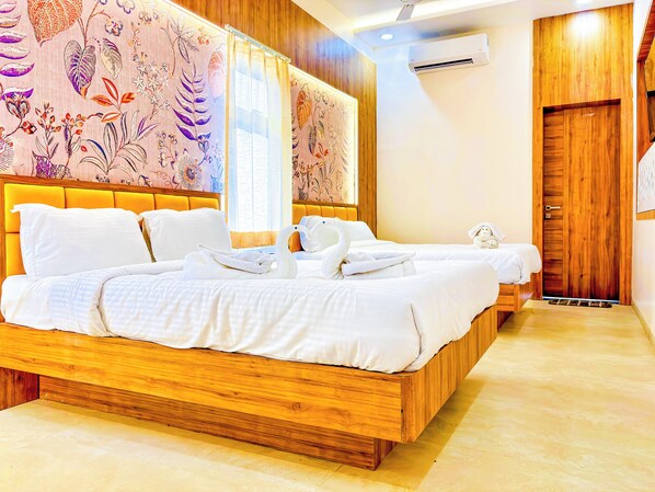 Desk, laptop workspace, soundproofing, free WiFi - Hotel Vatika Inn By Travinities (Sohagpur)