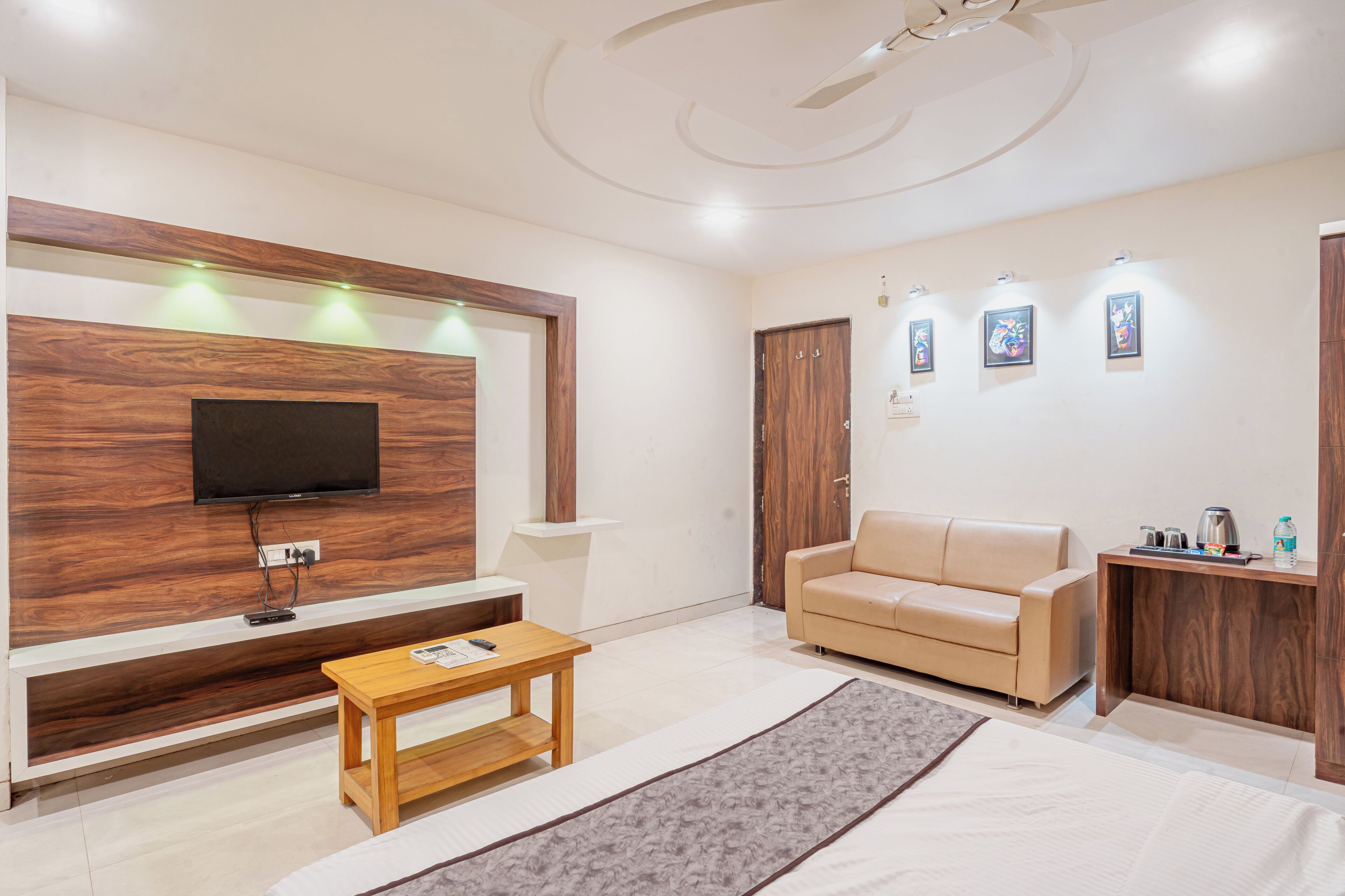 Desk, laptop workspace, soundproofing, free WiFi