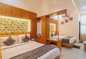 Desk, laptop workspace, soundproofing, free WiFi - Hotel Vatika Inn By Travinities (Sohagpur)