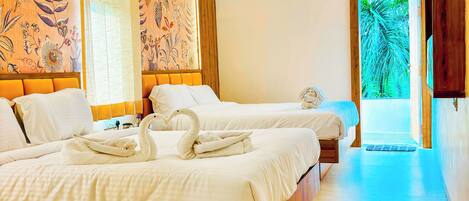 Vierbettzimmer, Stadtblick | Schreibtisch, laptopgeeigneter Arbeitsplatz, schallisolierte Zimmer