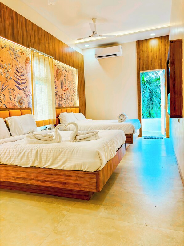 Quadruple Room, City View | Desk, laptop workspace, soundproofing, free WiFi