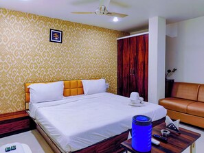 Desk, laptop workspace, soundproofing, free WiFi - Hotel Vatika Inn By Travinities (Sohagpur)