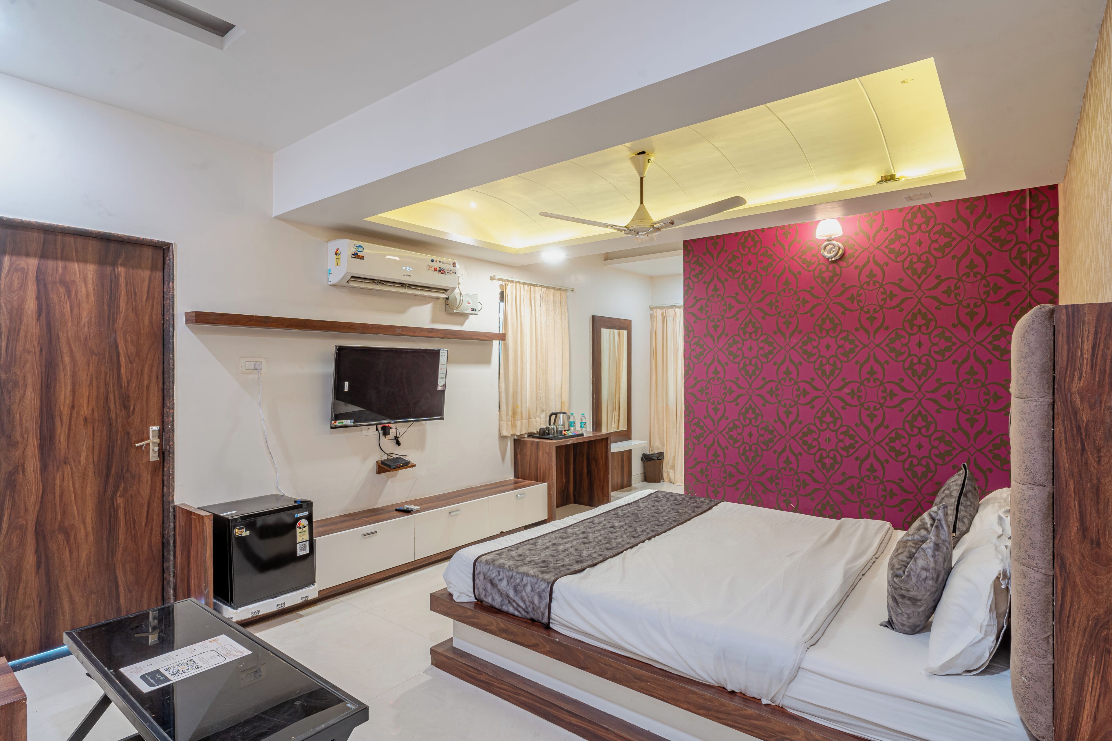 Suite, Balcony, Garden View | Desk, laptop workspace, soundproofing, free WiFi