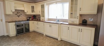 ST. MICHAEL'S, pet friendly, with hot tub in Muff, County Donegal