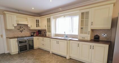 ST. MICHAEL'S, pet friendly, with hot tub in Muff, County Donegal